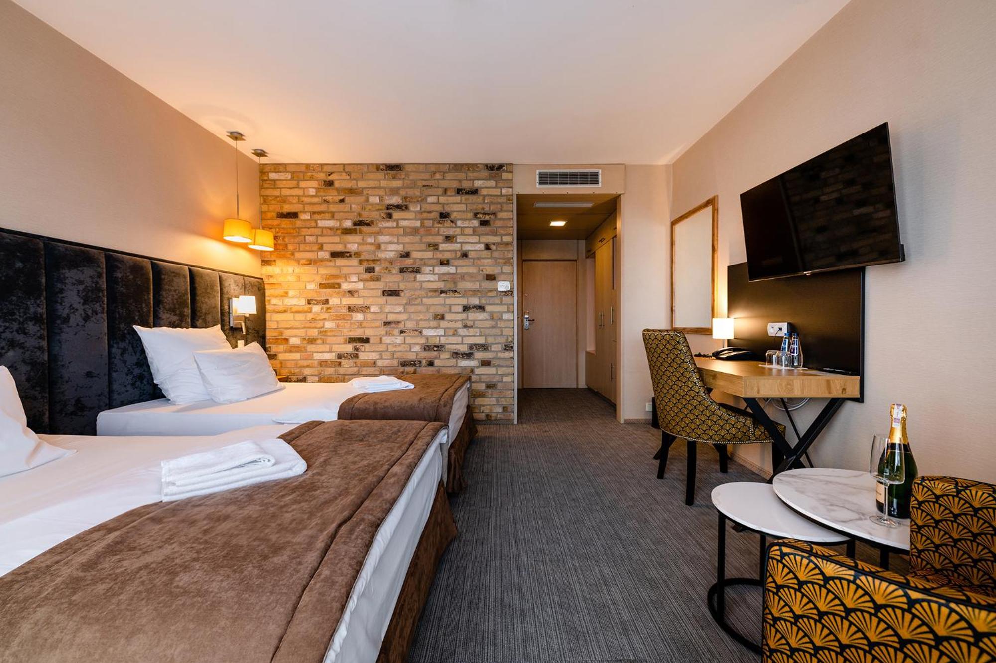 Hotel Alhar Люблінєц Екстер'єр фото