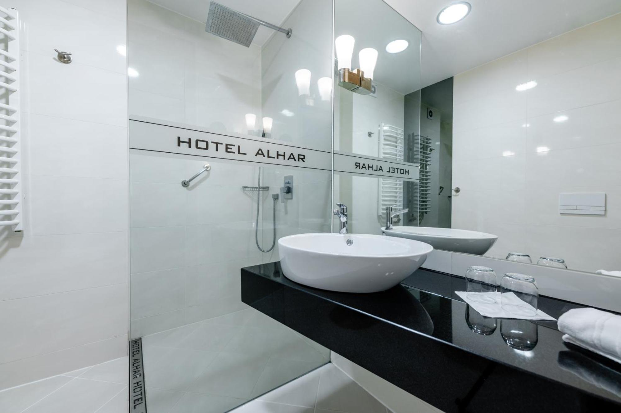 Hotel Alhar Люблінєц Екстер'єр фото